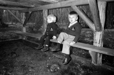 Prins Maurits (r) en broertje prins Bernhard in de hut, Bestanddeelnr 925-5356