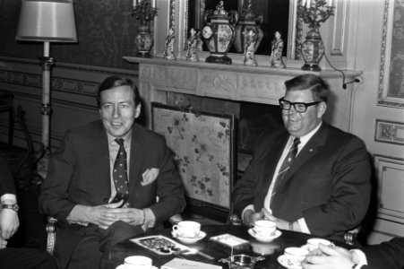 Prins Claus spreekt met leden International Royce Pepin in Den Haag, Bestanddeelnr 925-3332