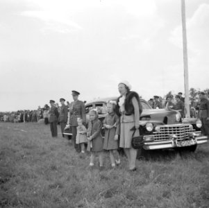 Prinses Juliana en de prinsessen Beatrix, Irene en Margriet na aankomst op de vl, Bestanddeelnr 255-7674