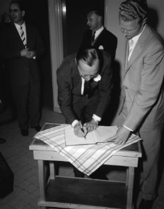 Prins Bernhard opent nieuwe Essoraffinaderij in het Botlekgebied, Bestanddeelnr 911-2320