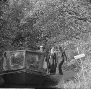 Prinses Beatrix bracht bezoek aan Giethoorn De prinses in de punter, Bestanddeelnr 915-5653