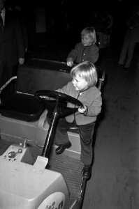Prins Johan Friso aan stuur van wagentje achter hem Prins Willem Aleander, Bestanddeelnr 925-3989