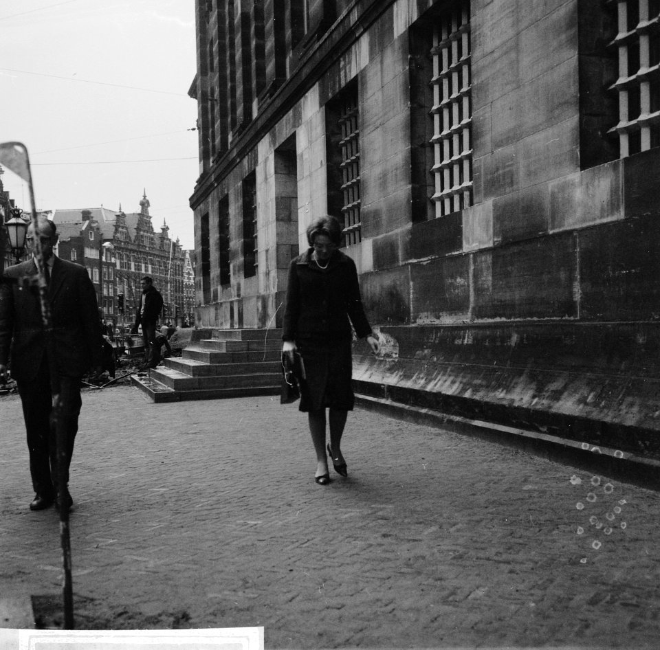 Prinses Beatrix bij een bezoek aan het Paleis op de Dam te Amsterdam, Bestanddeelnr 918-5369
