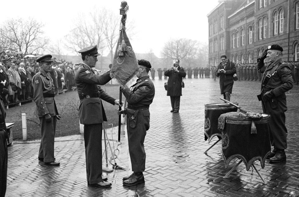 Prins Bernhard reikt nieuwe standaard uit aan de huzaren van Boreel Prins reikt, Bestanddeelnr 913-2869