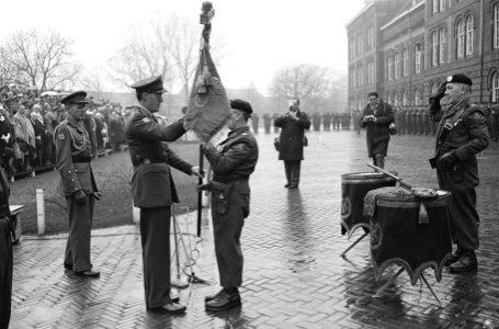 Prins Bernhard reikt nieuwe standaard uit aan de huzaren van Boreel Prins reikt, Bestanddeelnr 913-2869