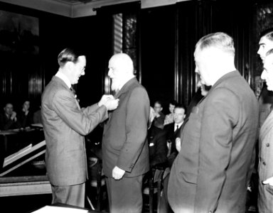 Prins Bernhard reikt in Amsterdam zilveren anjers uit. Prof. dr. P.A. Kohnstamm…, Bestanddeelnr 904-6326