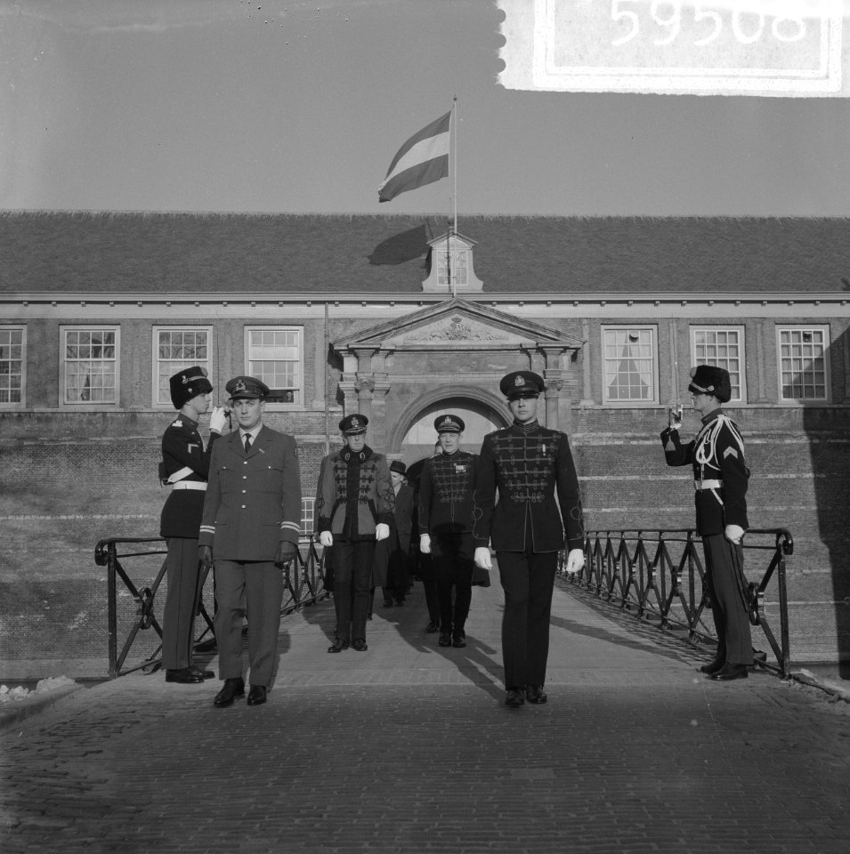 Prins opende Prins Bernhardpaviljoen op de KMA te Breda bij de openingsplechtigh, Bestanddeelnr 915-9508