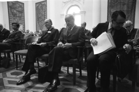 Prins Bernhard reikt Koning Willem I prijs uit aan de heer B Twaalfhoven, Bestanddeelnr 929-7393