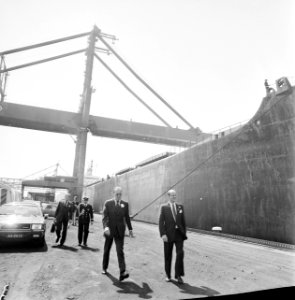 Prins Bernhard stelt officieel grootste laadbrug van firma Amsterdam in werkin, Bestanddeelnr 929-1829