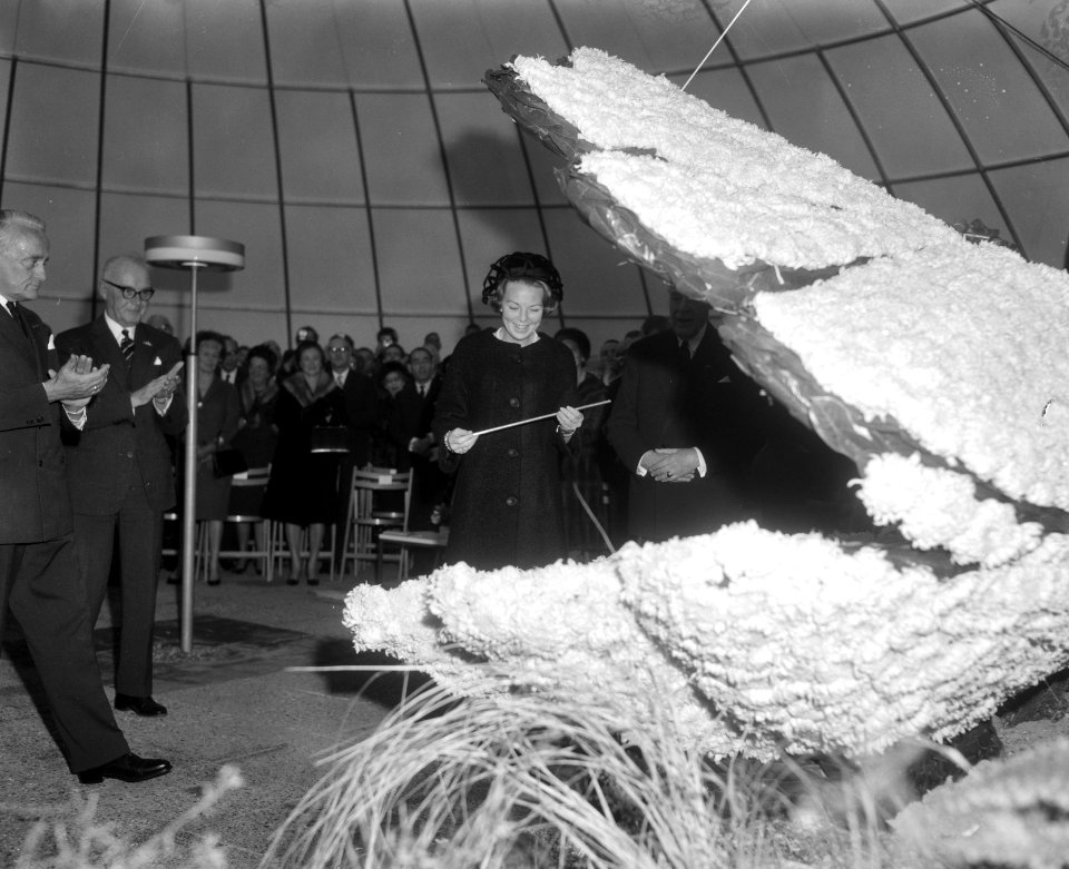 Prinses Beatrix bij het openen van paviljoen De Schelp te Scheveningen de prins, Bestanddeelnr 918-4991