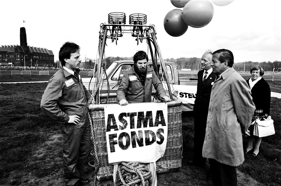 Prins Claus symbolisch startsein voor opstijgen van ballon van Nederlands Astmafonds i.v.m. landelijke collectie, Bestanddeelnr 931-4449