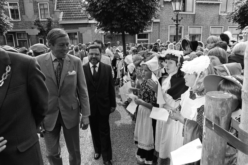 Prins Claus tijdens een wandeling door het 700 jarig bestaande Nootdorp, Bestanddeelnr 931-6485