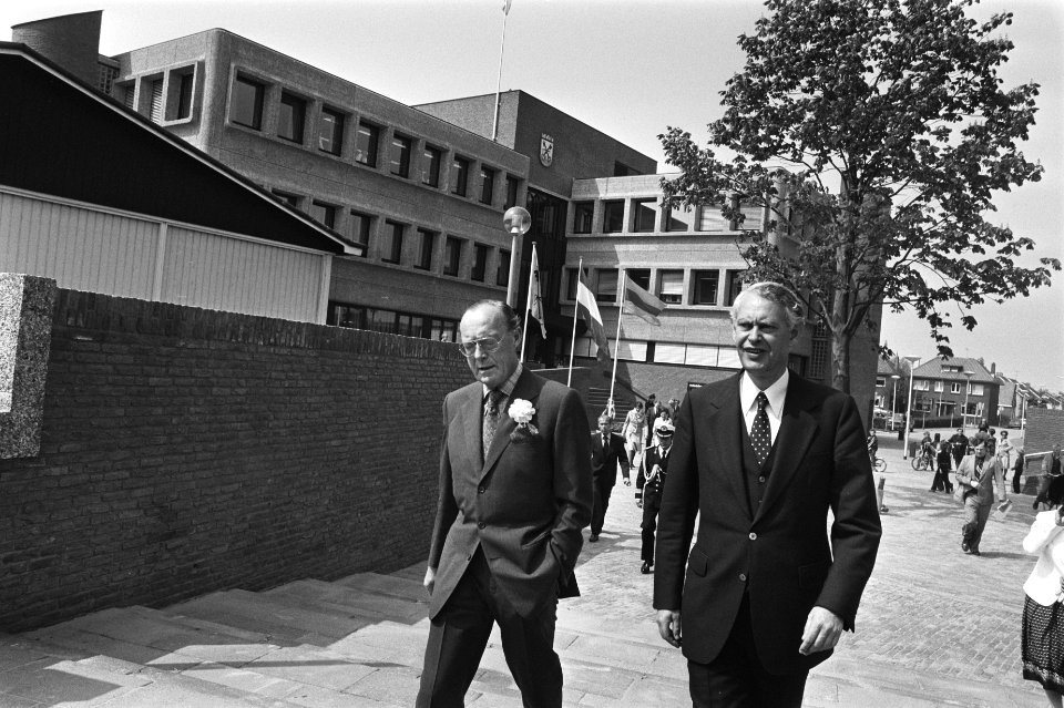 Prins Bernhard opent nieuw raadhuis in Waddinxveen rondgang en aankomst, Bestanddeelnr 929-7261