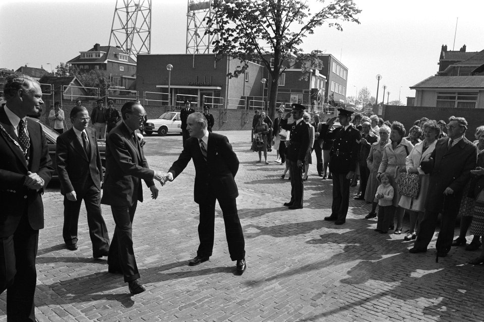 Prins Bernhard opent nieuw raadhuis in Waddinxveen rondgang en aankomst, Bestanddeelnr 929-7267
