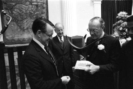 Prins Bernhard reikt Koning Willem I prijs uit aan de heer B. Twaalfhoven (l), m, Bestanddeelnr 929-7392