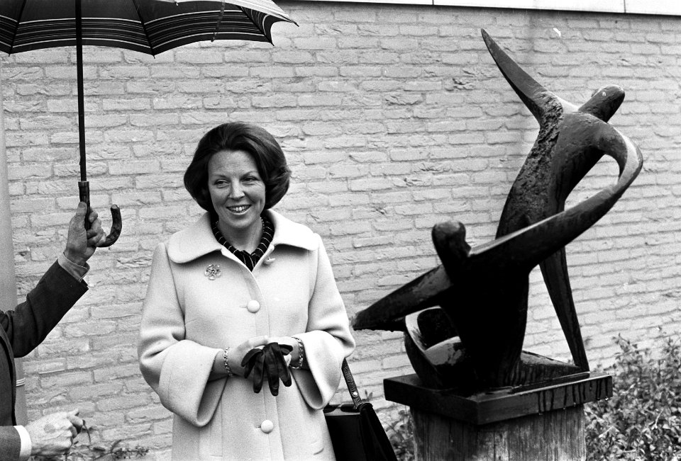 Prinses Beatrix bij haar beeldje, Bestanddeelnr 927-9095