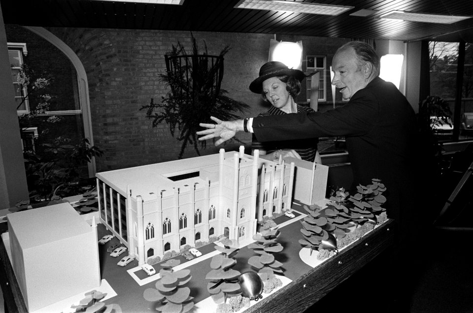 Prinses Beatrix bij een maquette van het gebouw, rechts drs. J.A.F. Roelen (voor, Bestanddeelnr 927-9097