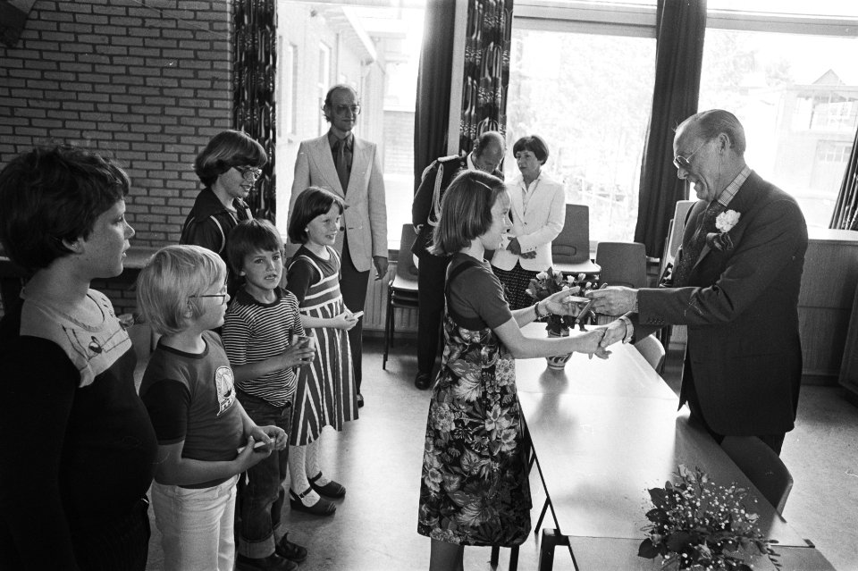 Prins Bernhard opent nieuw raadhuis in Waddinxveen, Bestanddeelnr 929-7262
