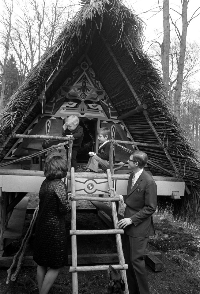 Prins Maurits, Prins Bernhard en hun ouders bij de boshut, Bestanddeelnr 925-5359