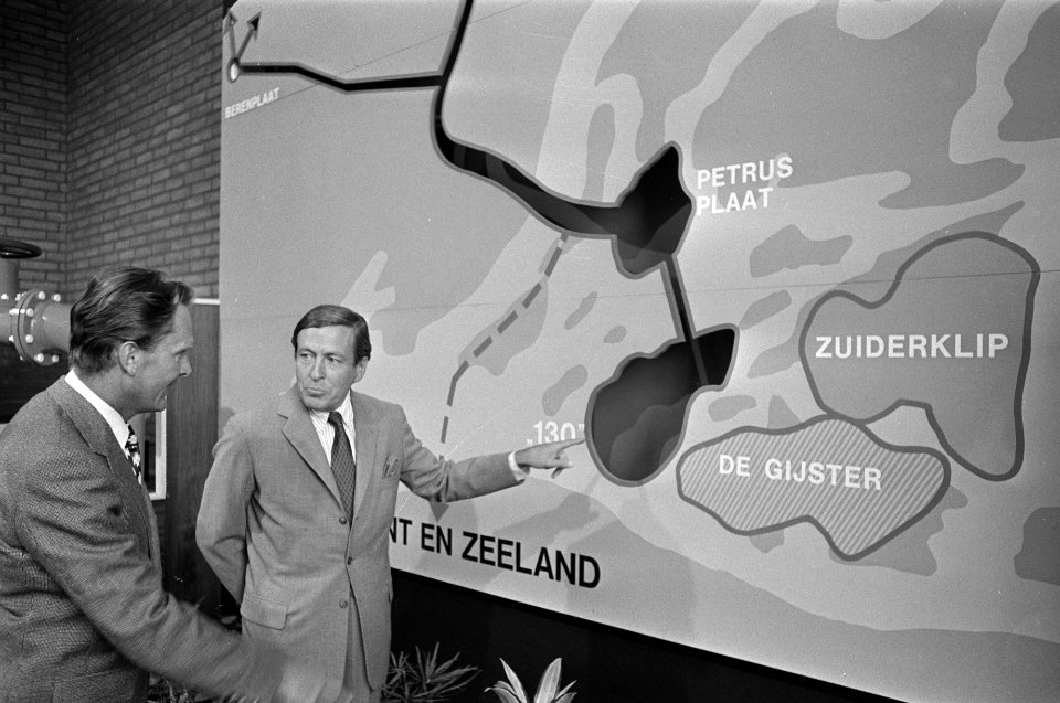 Prins Claus stelt oppervlaktewater spaarbekkens in gebruik in de Biesbosch, Bestanddeelnr 927-3832