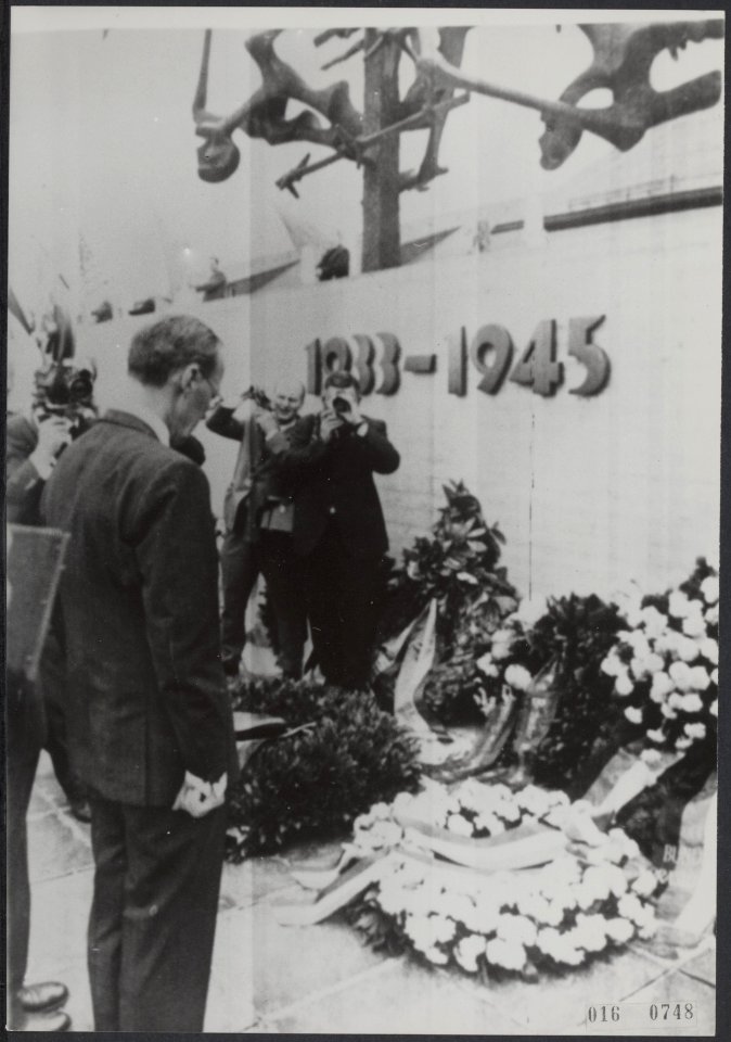 Prins Bernhard staat bij het monument na de kranslegging, Bestanddeelnr 016-0748