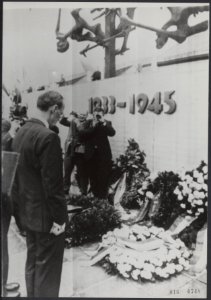Prins Bernhard staat bij het monument na de kranslegging, Bestanddeelnr 016-0748