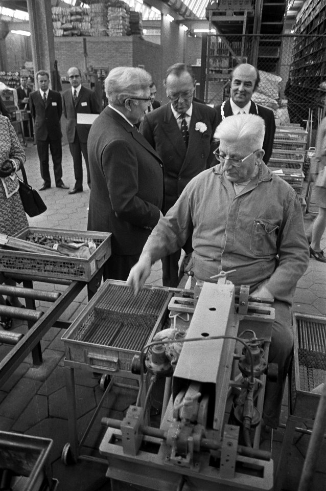 Prins Bernhard opent nieuwe fabriekscomplex van Koni NV (auto-onderdelen) in Oud, Bestanddeelnr 925-1166