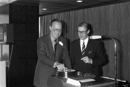 Prins Bernhard opent nieuw hoofdkantoor Siemens Nederland NV te Den Haag, Bestanddeelnr 925-9077