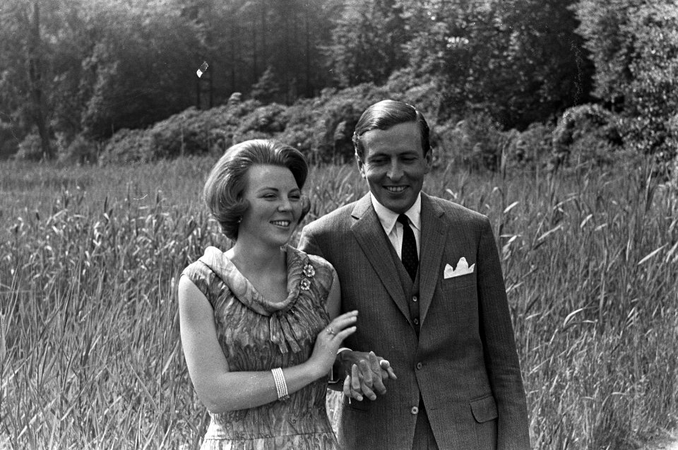 Prinses Beatrix en Claus von Amsberg , verloofde paar i de tuin, Bestanddeelnr 917-9103