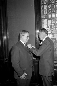 Prins Bernhard reikte Zilveren Anjer uit bij ABN te Amsterdam. De prins speldt mr, Romke de Waard - Bestanddeelnr 919-2808
