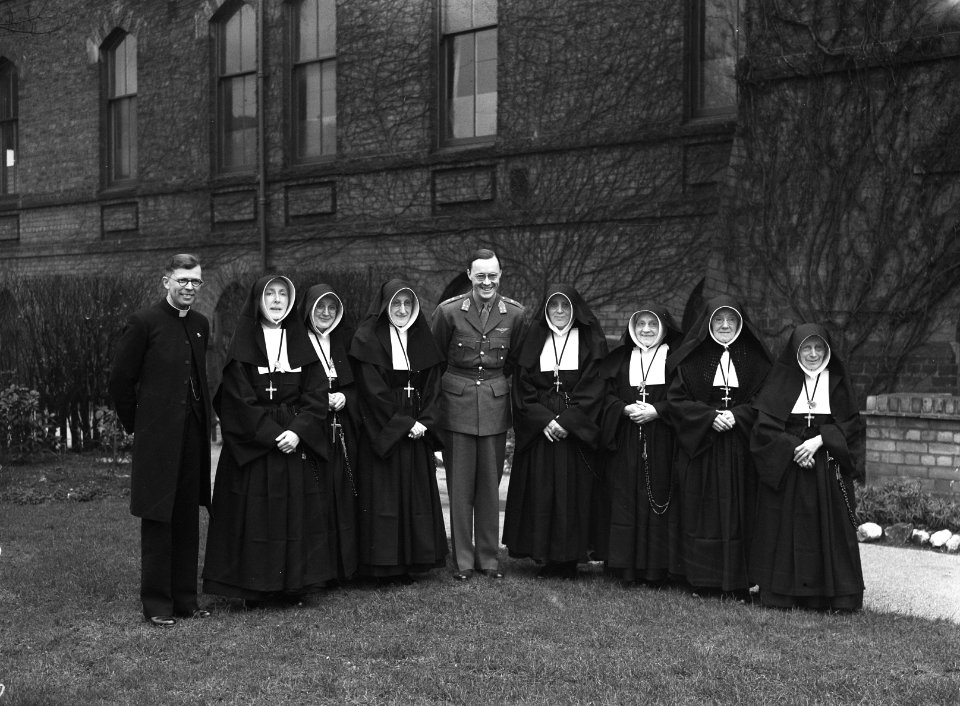 Prins Bernhard te midden van kloosternonnen, Bestanddeelnr 901-2299