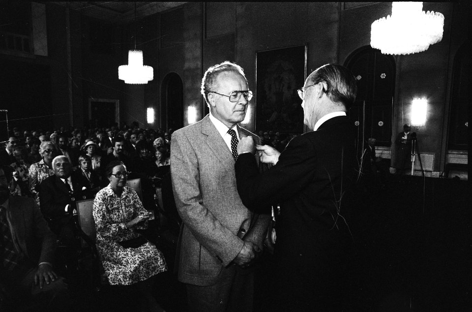Prins Bernhard speldt bij J.J. Schilstra de versierselen op, Bestanddeelnr 930-3331