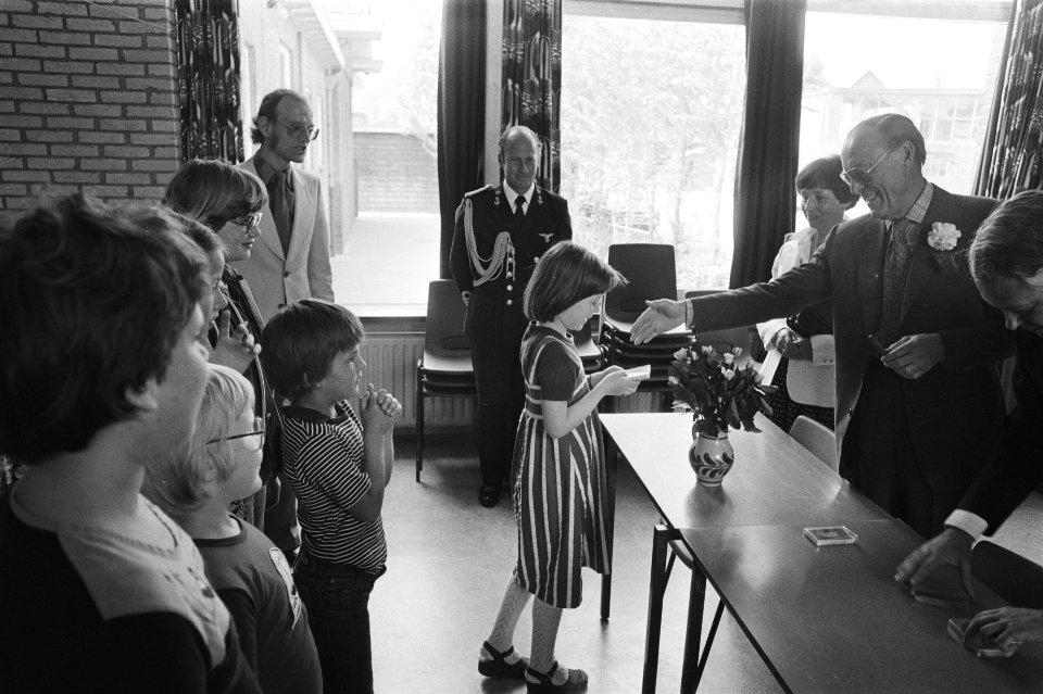 Prins Bernhard opent nieuw raadhuis in Waddinxveen rondgang en aankomst, Bestanddeelnr 929-7263