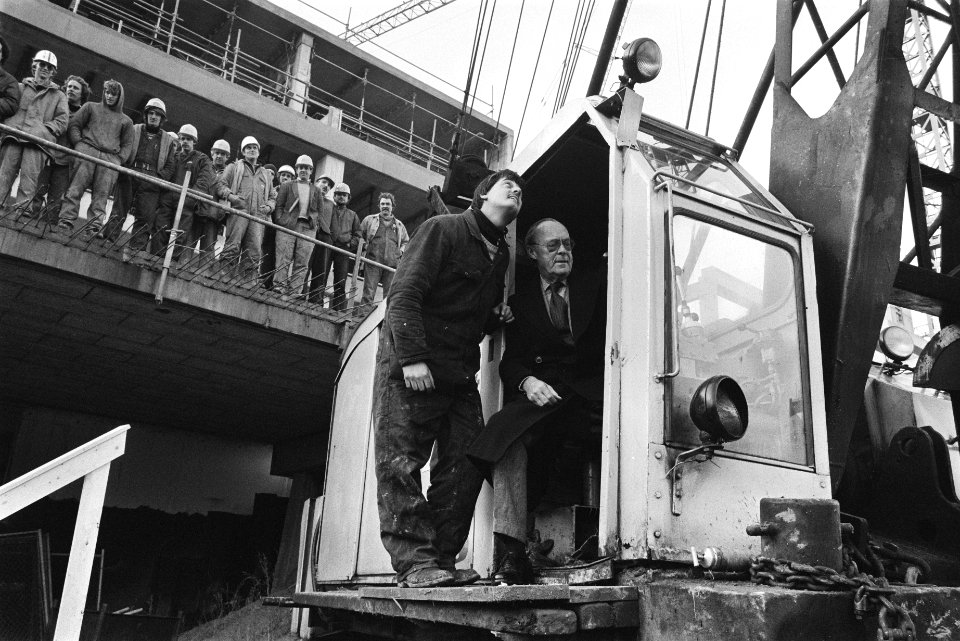 Prins Bernhard slaat eerste paal in Zoetermeer voor uitvoeringsfase twee van het, Bestanddeelnr 932-8162
