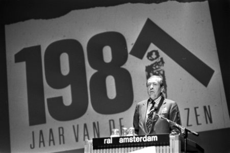 Prins Claus spreekt in RAI met betrekking tot Internationaal Jaar van de Dakloze, Bestanddeelnr 933-6710