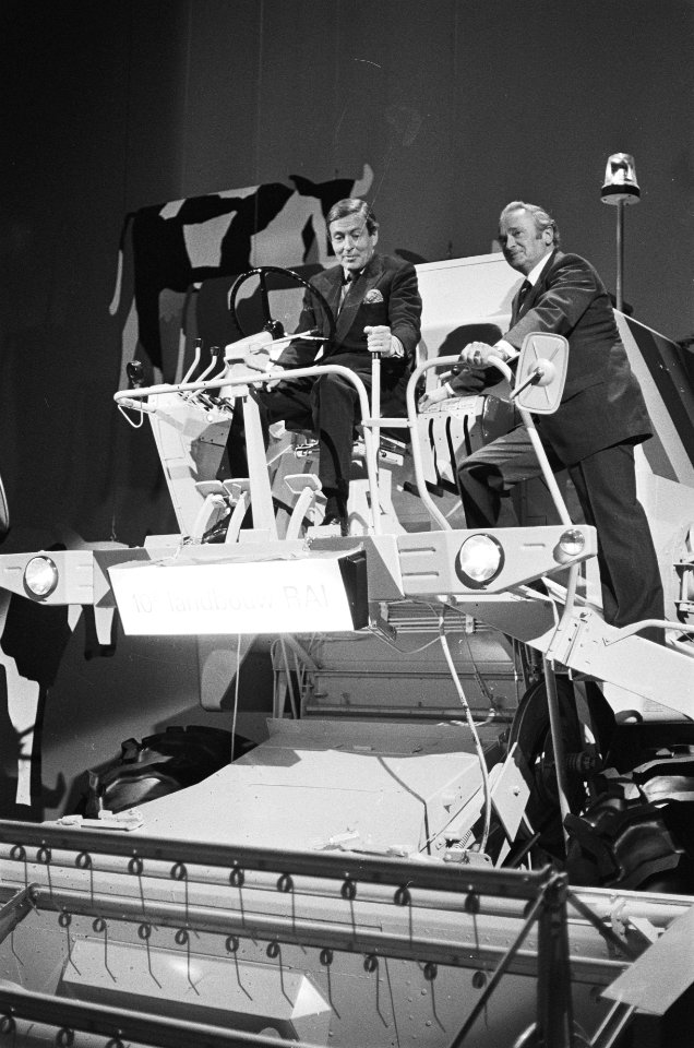 Prins Claus opent Landbouw RAI in Amsterdam Prins Claus op een combine, Bestanddeelnr 929-5394