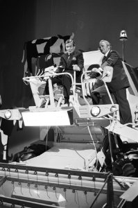 Prins Claus opent Landbouw RAI in Amsterdam Prins Claus op een combine, Bestanddeelnr 929-5394