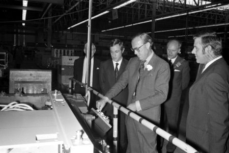 Prins Bernhard opent nieuwe fabriek Rank Xerox , Venray Prins Bernhard (l) en d, Bestanddeelnr 924-9505