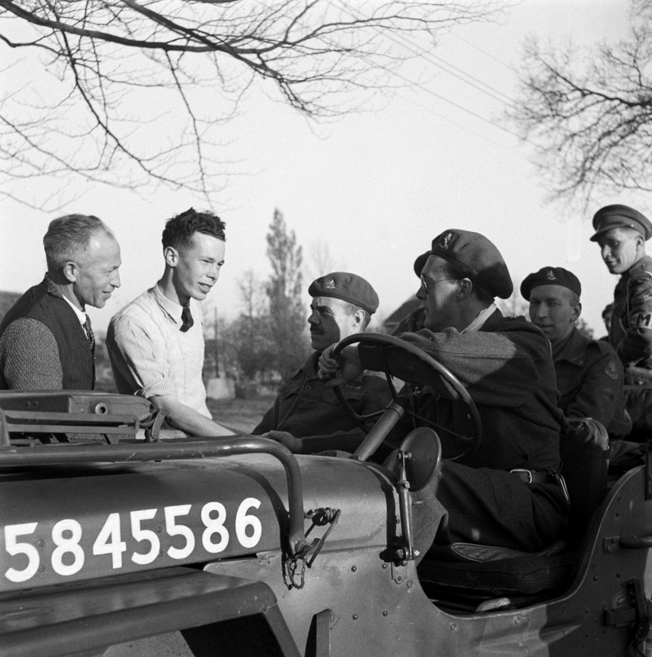 Prins Bernhard schudt de hand van een voorbijganger, Bestanddeelnr 900-2536