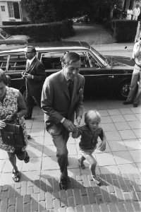 Prins Willem Alexander eerste keer naar lagere school in Baarn, Claus met Johan-, Bestanddeelnr 926-6401