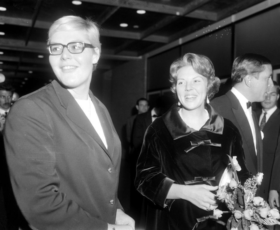 Prinses Beatrix en Claus van Amsberg met links zwemster Ada Kok, Bestanddeelnr 918-3201