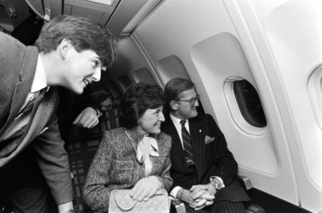 Prins Maurits (l.), Prinses Margriet (m.) en mr. Pieter van Vollenhoven (r.) kij, Bestanddeelnr 933-5267