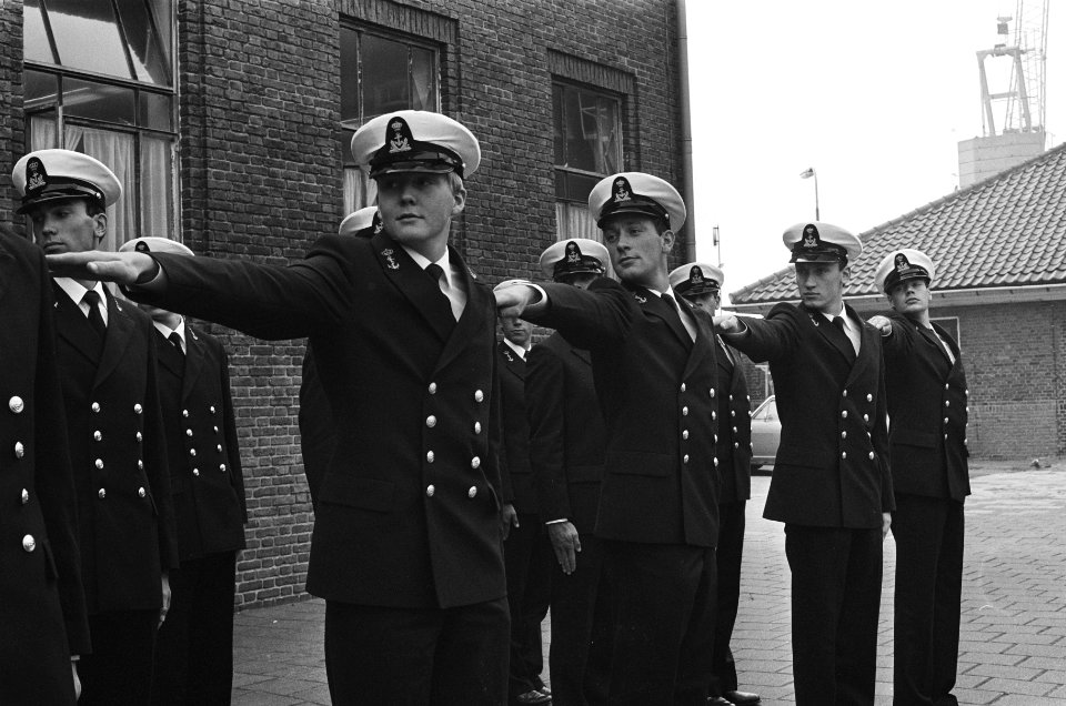 Prins Willem Alexander bij de marine Prins Willem Alexander tijdens een exercit, Bestanddeelnr 933-4194