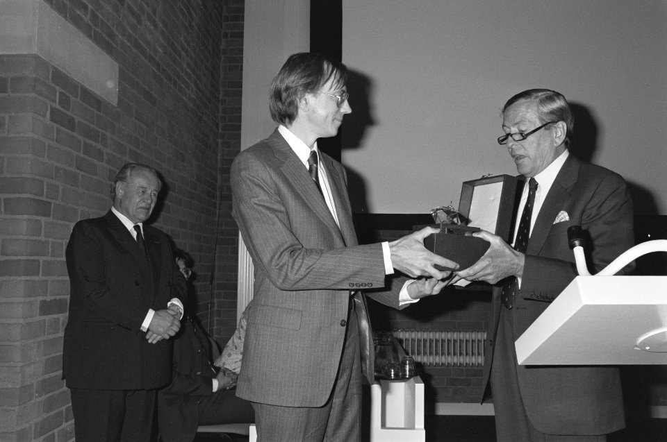 Prins Claus reikt dr. P. H. Heinekenprijs uit aan dr. Thomas R. Cech , geheel li, Bestanddeelnr 934-2564