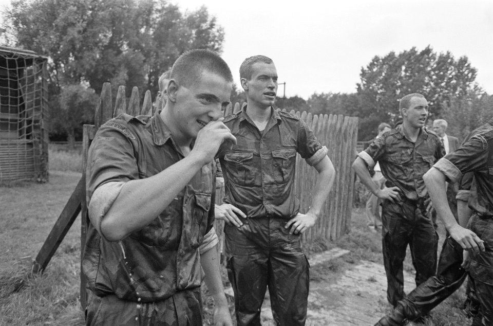 Prins Maurits in militaire dienst bij Korps Mariniers in Rotterdam na stormbaan, Bestanddeelnr 934-0580