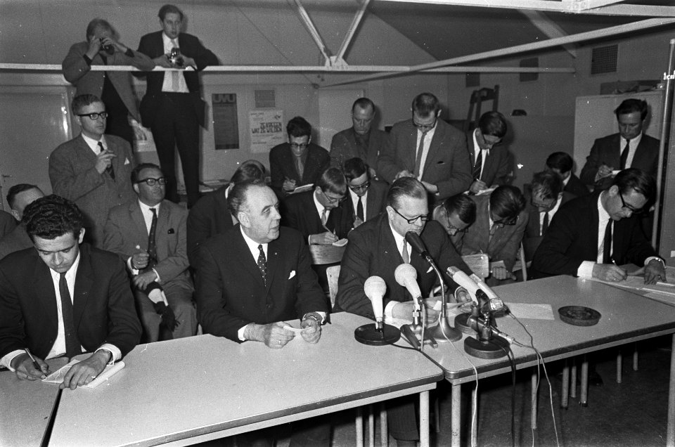 Prins geboren, de heer Van der Wiel (midden rechts) en heer Van der Berge (RVD) , Bestanddeelnr 920-2735
