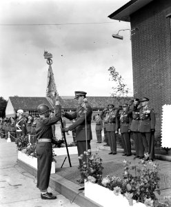 Prins Bernhard reikt vaandel uit aan regiment Huzaren van Sytzama te Amersfoort., Bestanddeelnr 906-7148