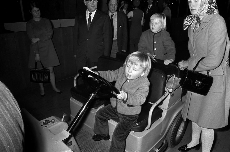 Prins Johan Friso aan stuur van wagentje achter hem Prins Willem Aleander, Bestanddeelnr 925-3990