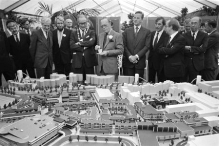 Prins Bernhard slaat eerste paal in Zoetermeer voor uitvoeringsfase twee van het, Bestanddeelnr 932-8161