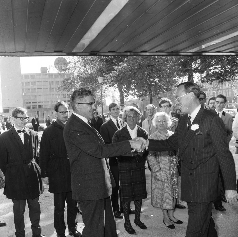 Prins Bernhard schudt de hand van de Rotterdamse burgemeester Wim Thomassen, Bestanddeelnr 919-5925